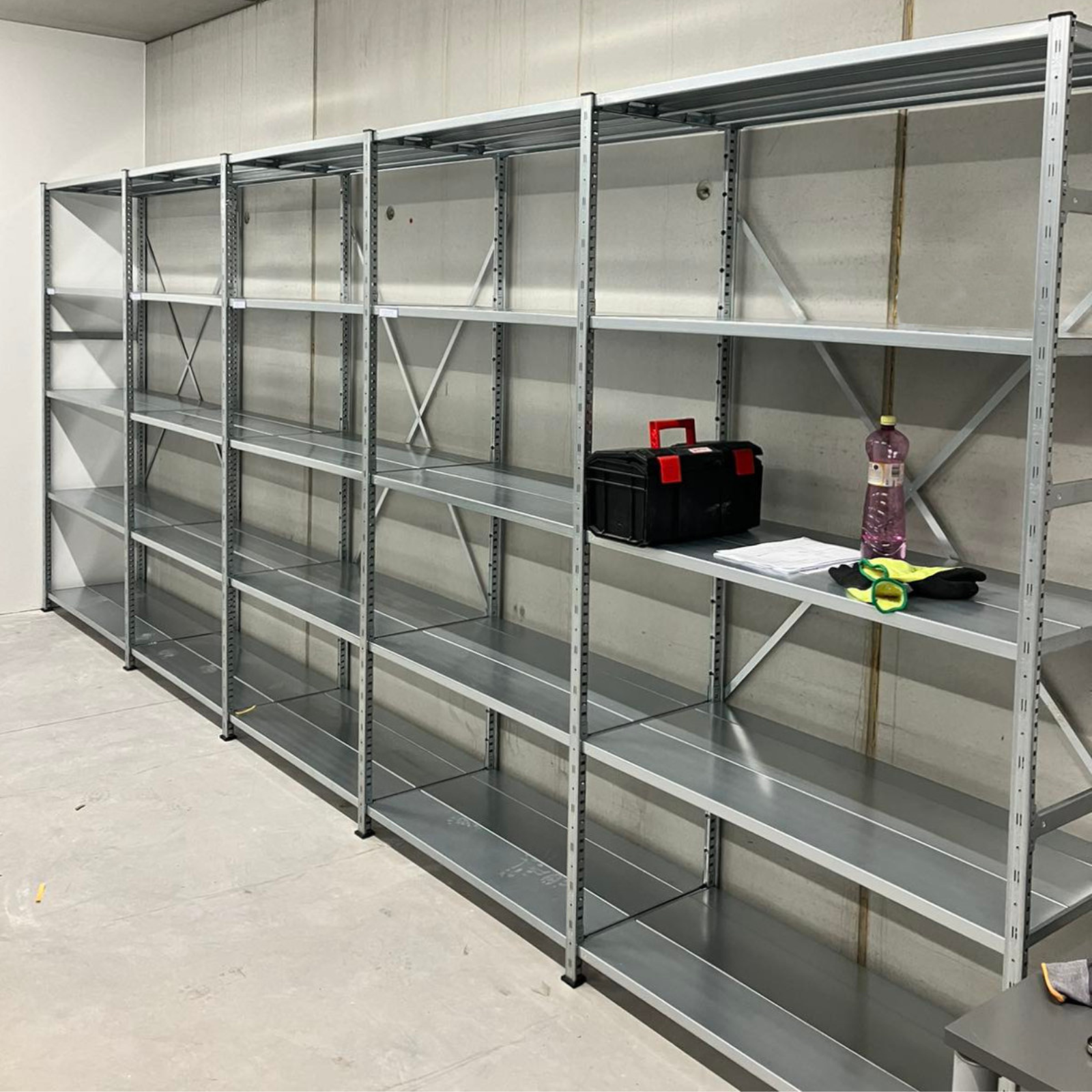 Kovové bezskrutkové regály do dielne, kancelárie aj skladu