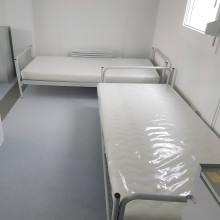 Skladacie kovové postele sú ideálnou voľbou do nemocníc, internátov, hostelov a iných zariadení. 