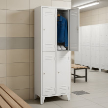 4-dverová šatňová skriňa s krátkymi dverami a nožičkami