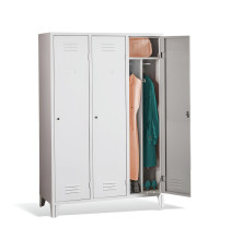 3-dverová šatňová skriňa s prepážkou a nožičkami