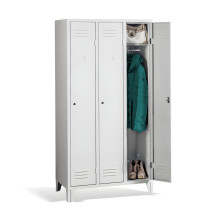 3-dverová šatňová skriňa s dlhými dverami a nožičkami