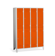 8-dverová šatňová skriňa s krátkymi dverami a nožičkami 