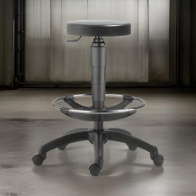 Vysoká pracovná stolička na kolieskach s čalúneným taburetom.