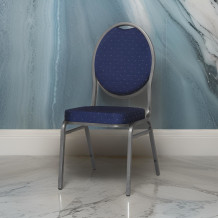 Konferenčná stolička s antracitovým rámom a modrým čalúnením.