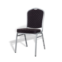 Konferenčná stolička s čiernym čalúnením a strieborným rámom.