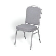 Konferenčná stolička so sivým čalúnením a strieborným rámom.