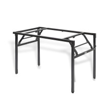 Skladací stôl s kovovou konštrukciou a laminátovou doskou.