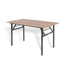 Skladací stôl s kovovou konštrukciou a laminátovou doskou.