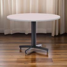 Okrúhly jedálenský stôl so sivou laminátovou doskou.