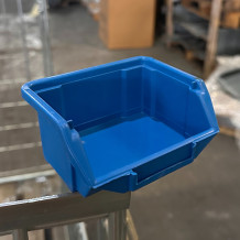 Malý plastový box určený na triedenie.