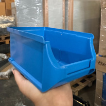 Modrý plastový sortačný box.