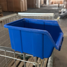 Modrý plastový box určený na sortovanie materiálov.