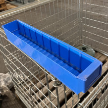 Dlhý plastový box určený na triedenie - modrej farby.