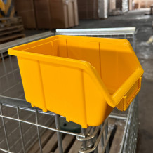 Plastový box na sortovanie materiálu v žltej farbe.