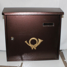 Hnedá poštová schránka so šikmou strieškou.