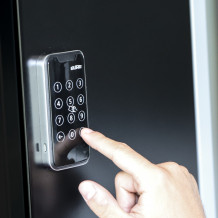 Elektronický kódový a RFID zámok