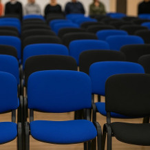 #29 CONFCH BE – Konferenčná stolička stohovateľná, modrá
