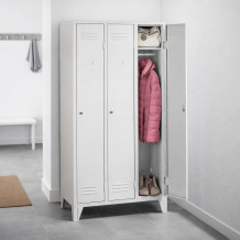 3-dverová šatňová skriňa s dlhými dverami a nožičkami