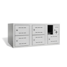 Skriňa na topánky so šiestimi dverami.