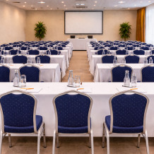 Konferenčná čalúnená stolička modrej farby.