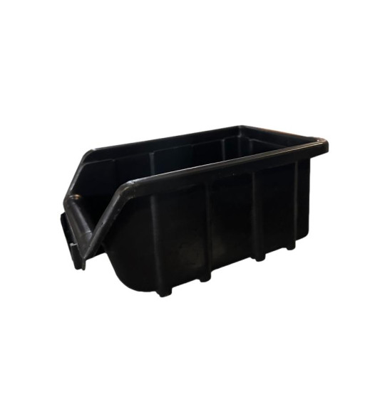 Malý čierny plastový box určený a triedenie materiálov.